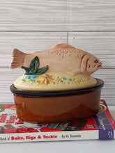 Load image into Gallery viewer, Baking Dish with Fish Beach Scene Top from Sigma the TasteSetter 1983