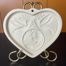 Load image into Gallery viewer, Pampered Chef Cookie Mold - Peace on Earth Heart, Family Heritage Stoneware